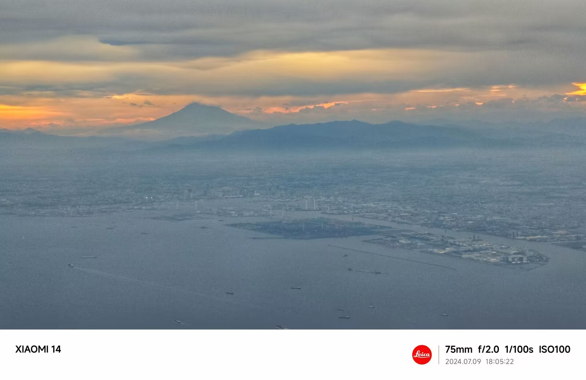 飞机眺望富士山